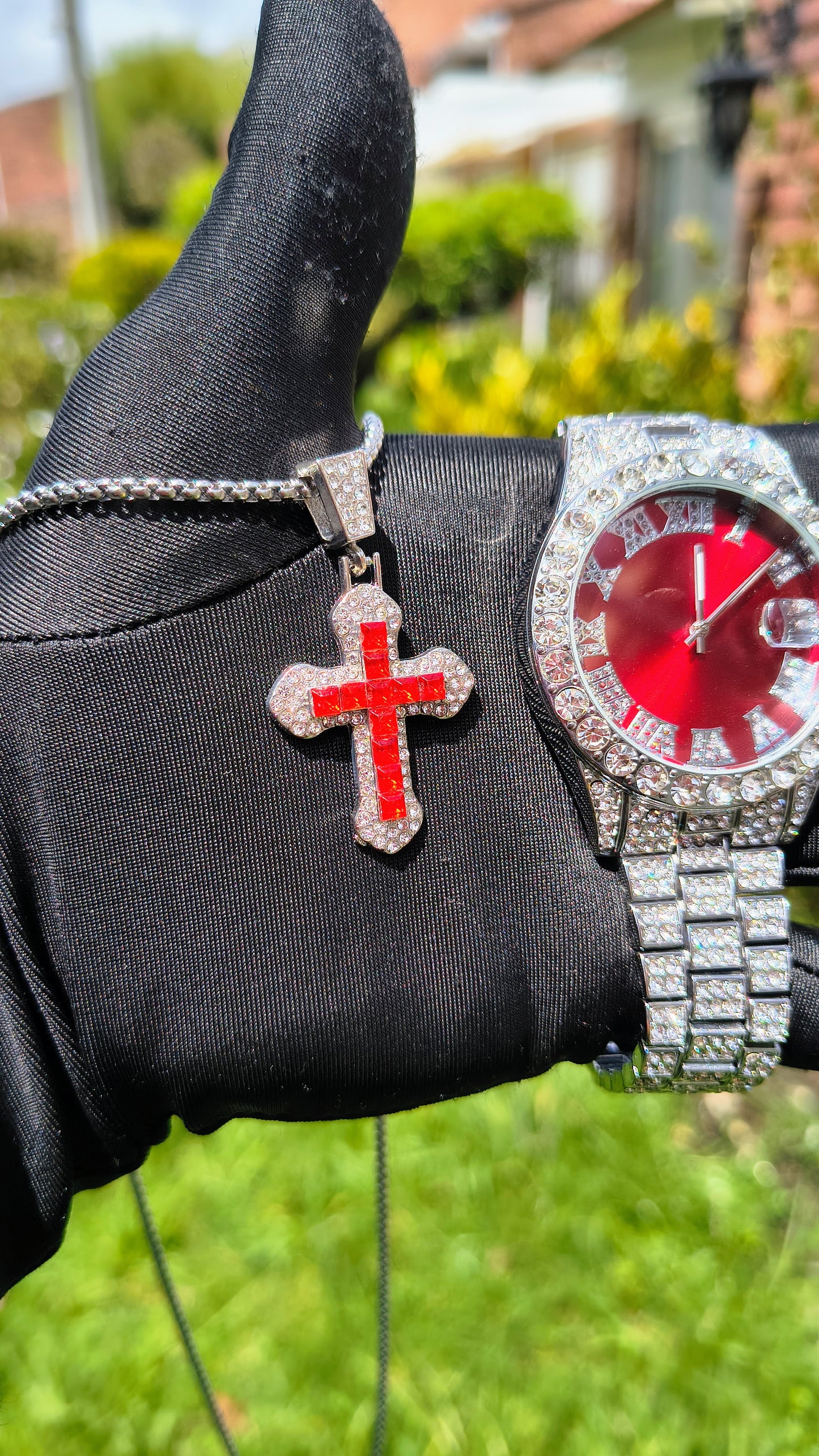 Reloj Plateado con Fondo Rojo + Dije Cruz Roja