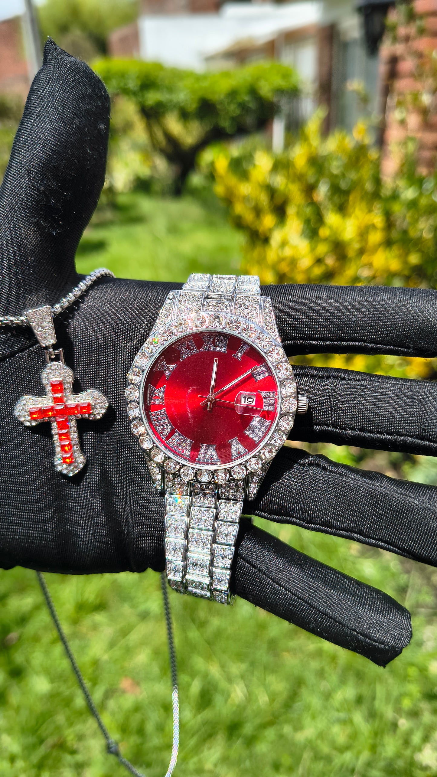 Reloj Plateado con Fondo Rojo + Dije Cruz Roja