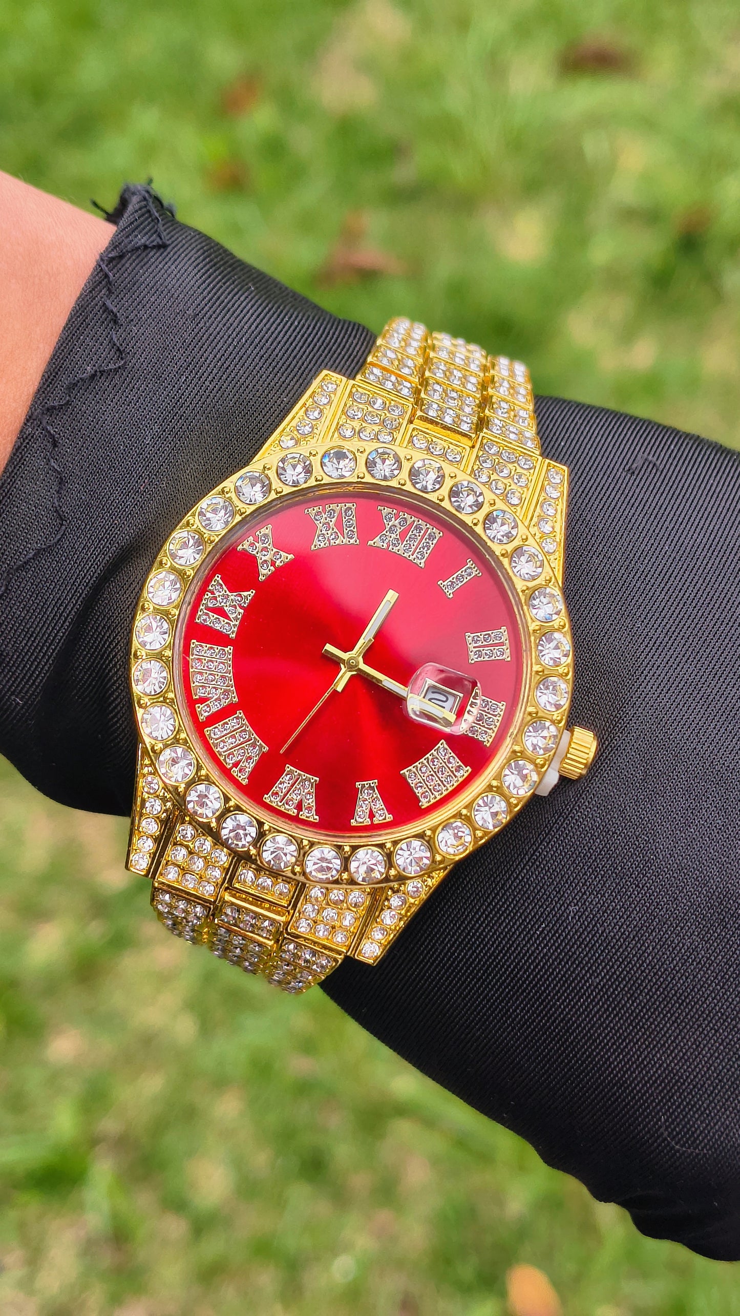 Reloj Dorado con fondo rojo
