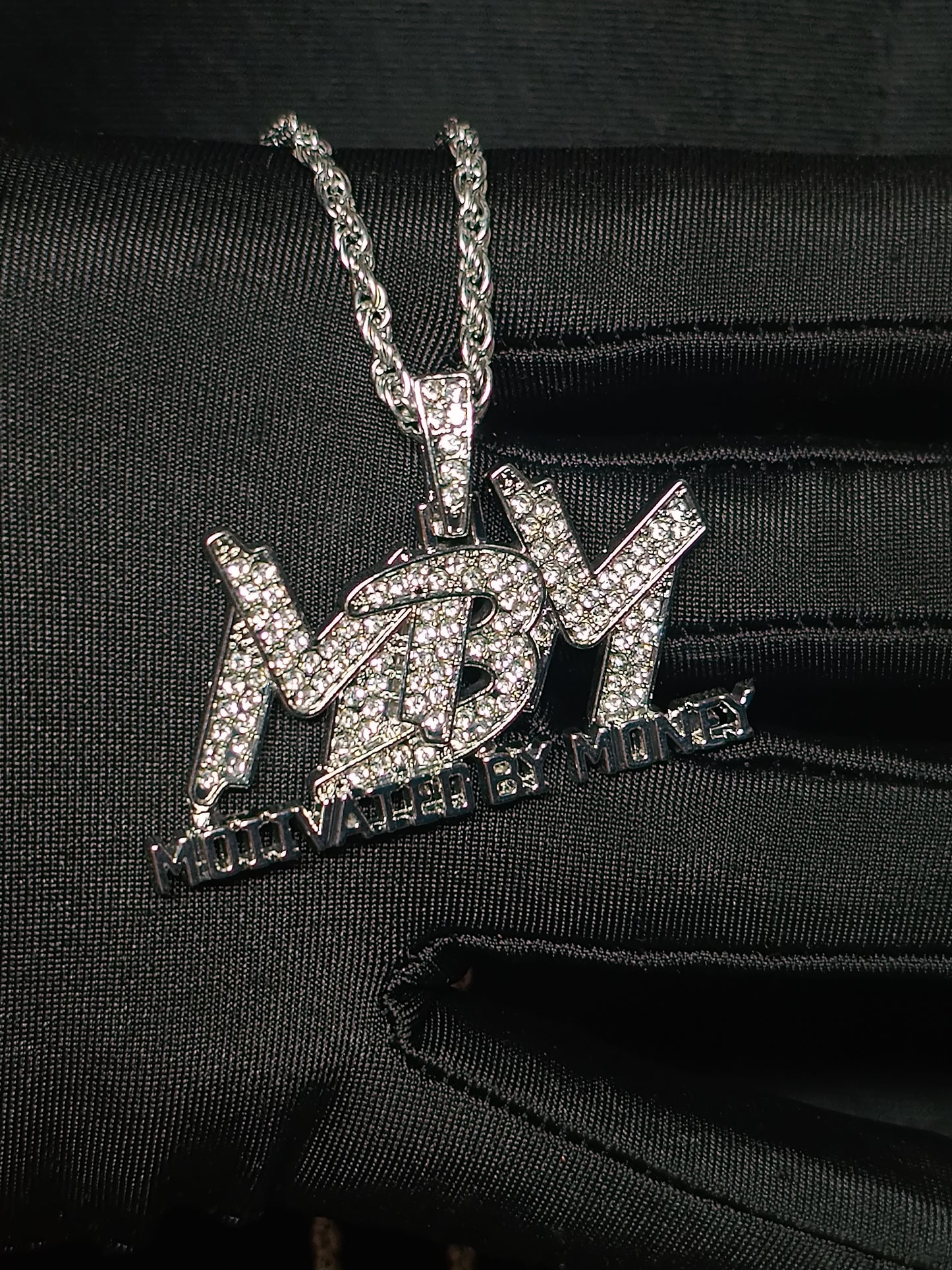 Collar con Dije MBM (Motivated by money)