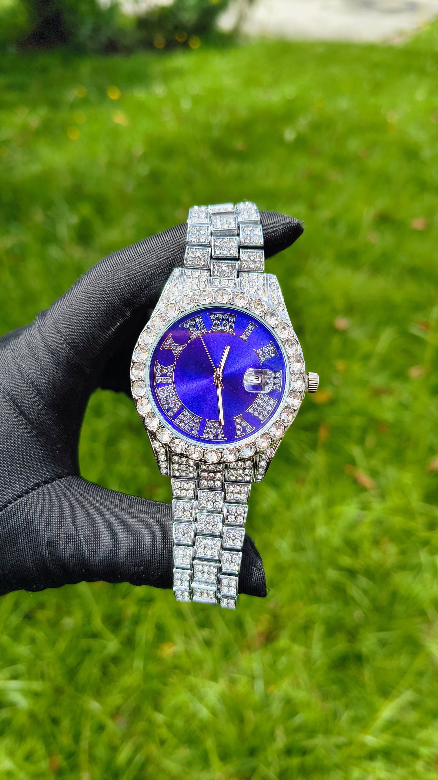 Reloj Plateado con Fondo Azul