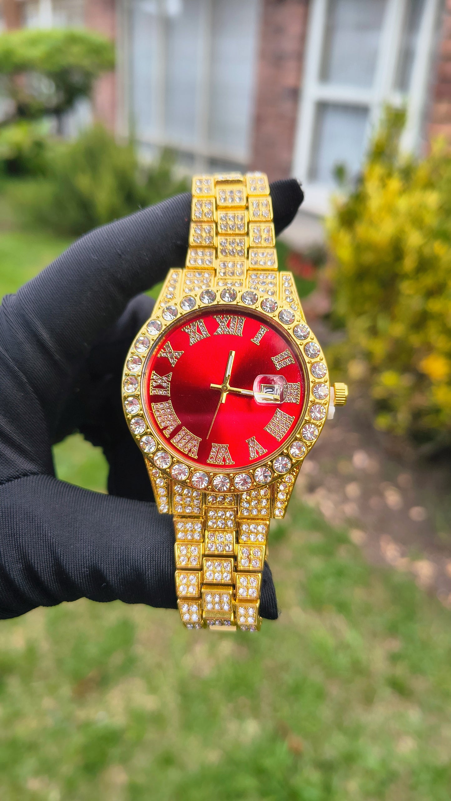 Reloj Dorado con fondo rojo