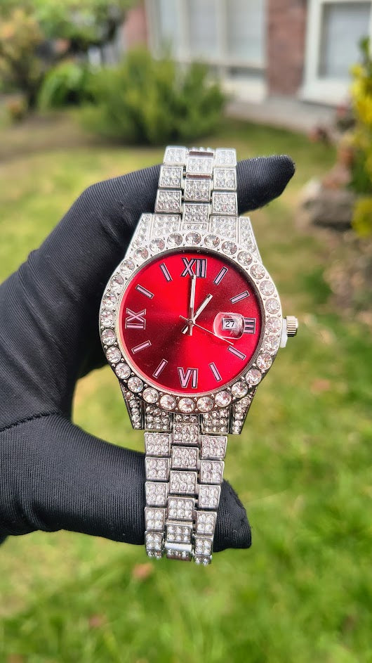 Reloj Plateado con Fondo Rojo Minimalista