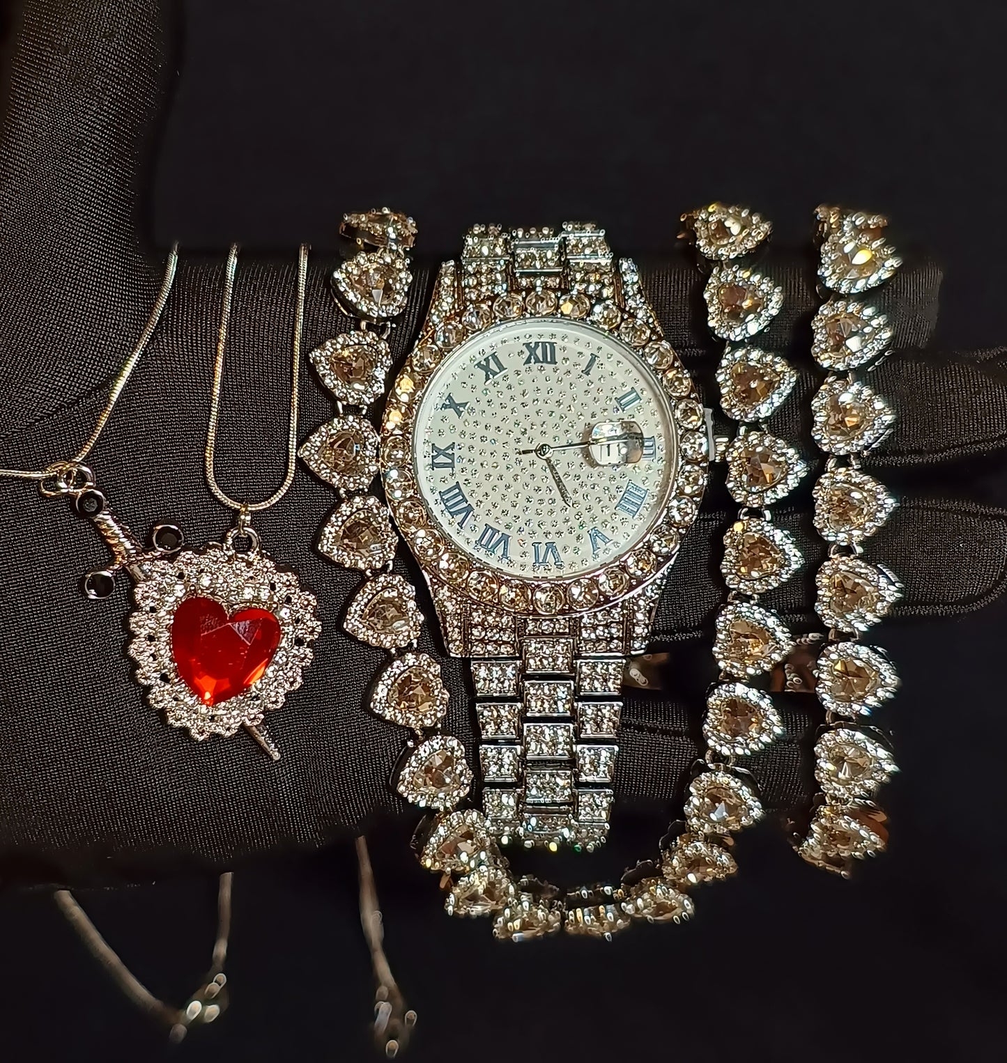 Reloj Blanco + Conjunto Corazones + Collares Gratis