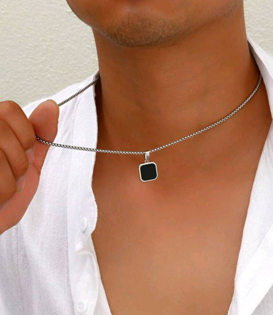 Collar Plateado Dije Negro minimalista