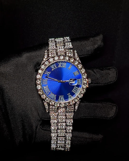 Reloj Plateado con Fondo Azul