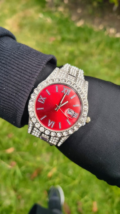 Reloj Plateado con Fondo Rojo Minimalista