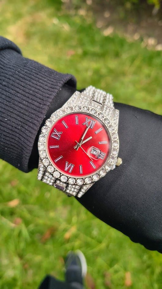 Reloj Plateado con Fondo Rojo Minimalista